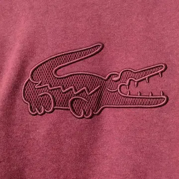 Lacoste 버건디 자수 로고 맨투맨