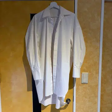 ASTRAT 화이트 버튼 셔츠 긴팔