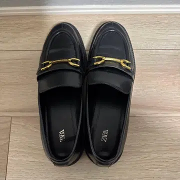 ZARA 블랙 로퍼 골드 금장 장식