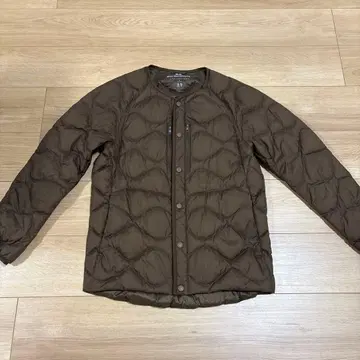 유니클로 UNIQLO 화이트 마운티니어링 콜라보 다운 XS