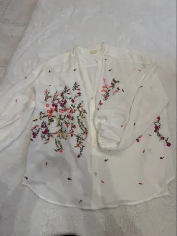 그레이스 콘티넨탈 자수 화이트 긴팔 셔츠 사이즈 36