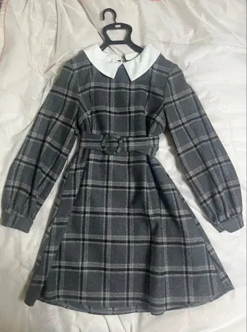 그레이 계열 체크 긴팔 무릎 기장 원피스