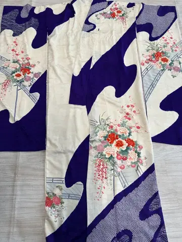 후리소데 보라색과 화이트 꽃무늬 순수 실크 기모노
