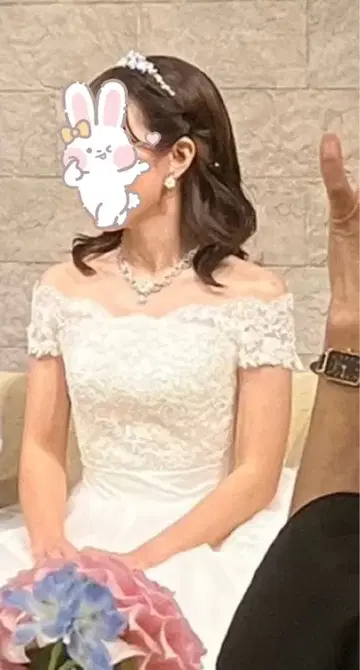 with a white 웨딩 볼레로 6호 사이즈