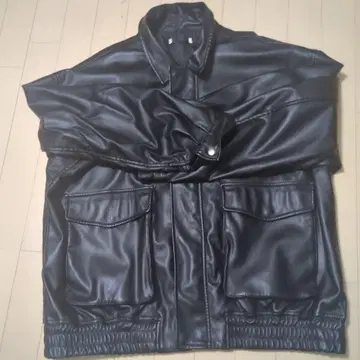 합성 피혁 스탠드 카라 자켓 블랙