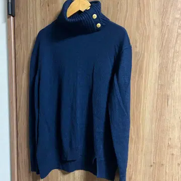 Blue label 버튼 포함 터틀넥 니트 스웨터 네이비
