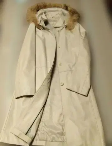 후드 부착 양가죽 코트 아이보리