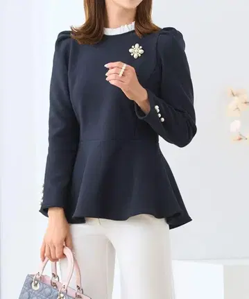 프리마셰레르 따뜻한 도톰한 속기모 화이트 카라 프릴 소매 펄 튜닉