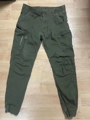 올리브 컬러 슬림핏 카고 팬츠