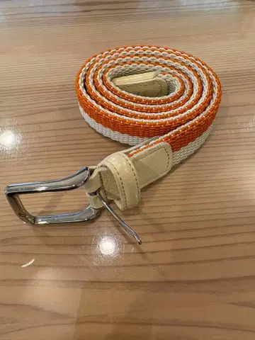 오렌지와 크림색 웨빙 벨트