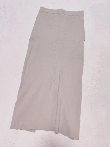 리브드로와 베이지 타이트 스커트 슬릿 포함