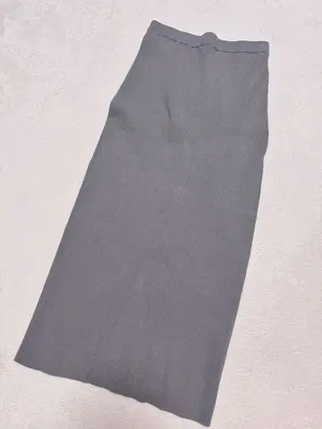 리브드로와 타이트 스커트 그레이