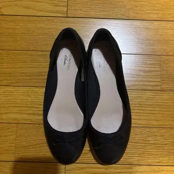 Clarks 블랙 플랫슈즈 리본 포함