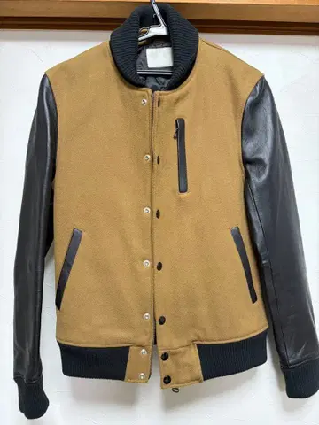 D 바시티 자켓 베이지와 블랙의 콤비네이션