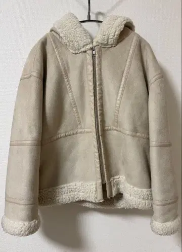 미라 오웬 후드 부착 베이지 무스탕 코트