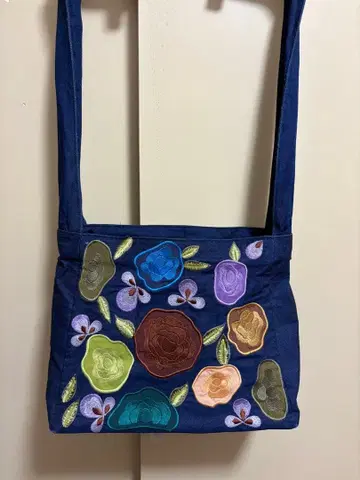 꽃무늬 자수 네이비 숄더백