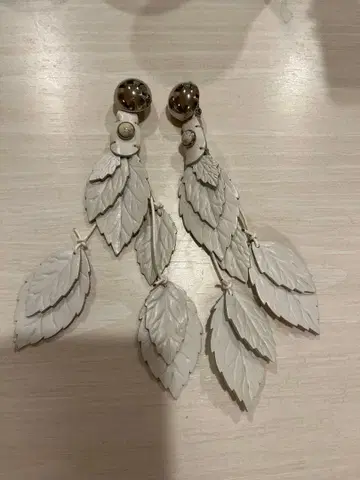 FUMIE TANAKA 화이트 잎 귀찌