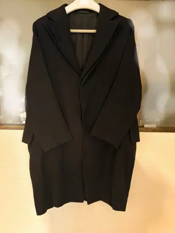 Y's 이중 옷깃과 빅 포켓이 포인트인 체스터 코트