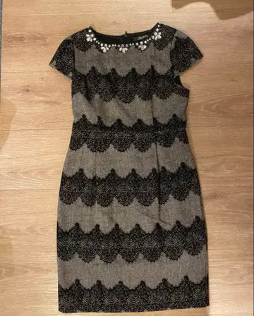 타이트 핏 드레스 블랙과 베이지 스트라이프