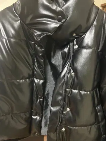 광택 블랙 다운 자켓