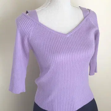 저스트 그리디 오프숄더풍 니트