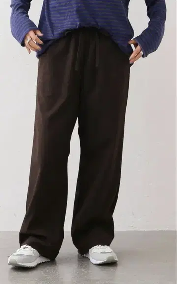 js luxe 페이크 스웨이드 이지 팬츠.