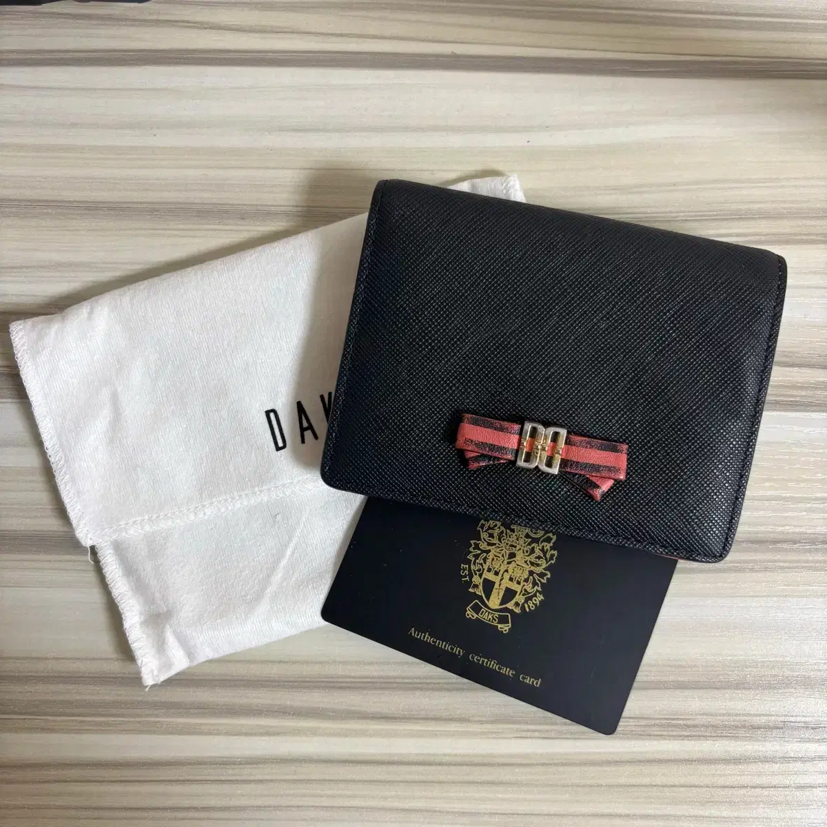 DAKS | 닥스 Daks DD Logo Two-tone Ribbon Bifold Wallet #닥스,#닥스지갑,#닥스여성,#여자지갑  on Bunjang Global Site.