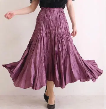 아름다운 광택의 롱 플레어 스커트