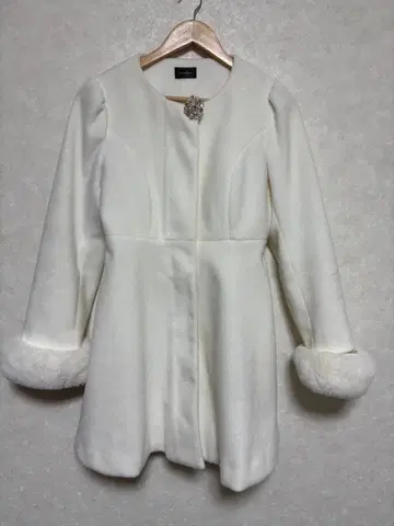 evelyn 퍼 달린 화이트 롱 코트