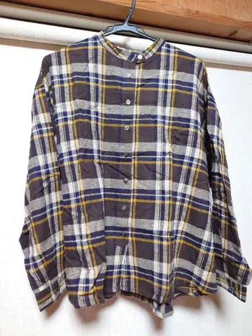 체크 무늬 긴팔 셔츠 하이넥