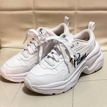 Puma 화이트 스니커즈 통굽 디자인