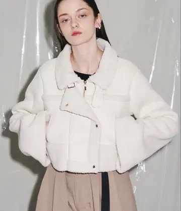 화이트 플레어 슬리브 크롭 자켓