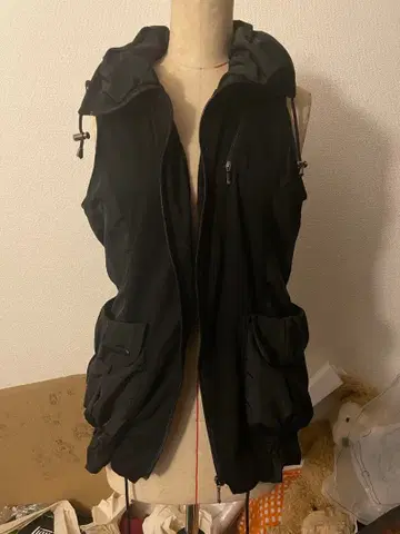 후드 부착 블랙 베스트