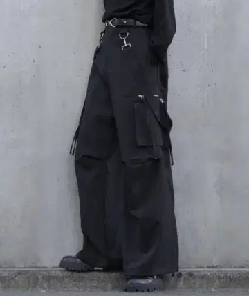 LILL 루즈 실루엣 하이웨스트 서스펜더 ZIP 포켓 데님 카고 팬츠