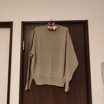 요건 레일 베이지 니트 스웨터