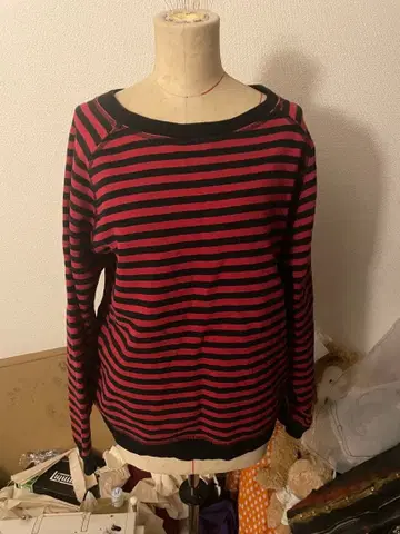 빨간색과 블랙 스트라이프 긴팔 티셔츠