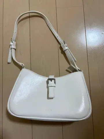 스탠드 오일 화이트 숄더백