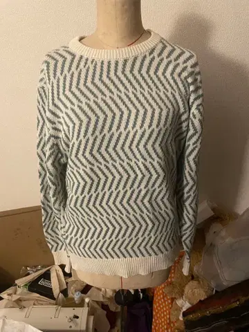 지그재그 패턴의 긴팔 니트 스웨터