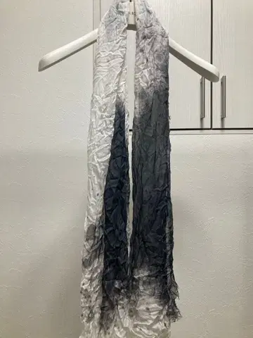 닐바렛 주름 가공 스톨 블랙 x 화이트