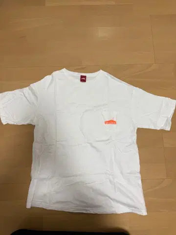 sumika 가슴 포켓 오렌지 로고 화이트 T셔츠