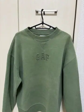 GAP 올리브 그린 맨투맨