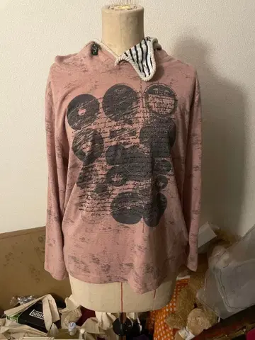 후드 부착 핑크 그래픽 긴팔 상의