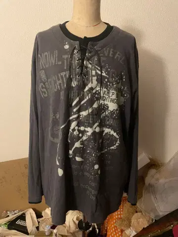 다크 그레이 긴팔 T셔츠 레이스업