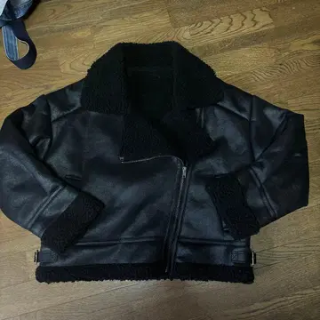 보아 카라 부착 블랙 가죽 숏 자켓