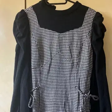 프릴 달린 체크 무늬 원피스