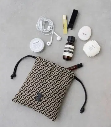 새상품급 IACUCCI 모노그랑마 파우치