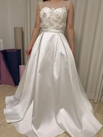 화이트 새틴 A 라인 웨딩 드레스