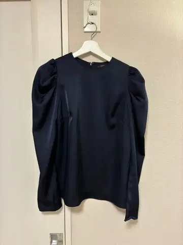 nuans 네이비 글로스 새틴 드레이프 숄더 블라우스 새틴 블라우스