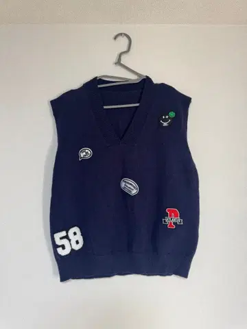 네이비 V넥 배지풍 니트 베스트