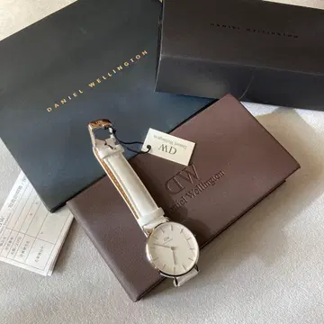 미사용 새상품 다니엘 웰링턴 화이트 가죽 아날로그 시계